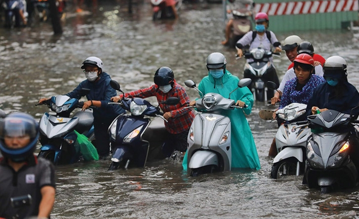 Làm gì để giúp xe máy 'sống sót' khi đi qua vùng ngập nước?