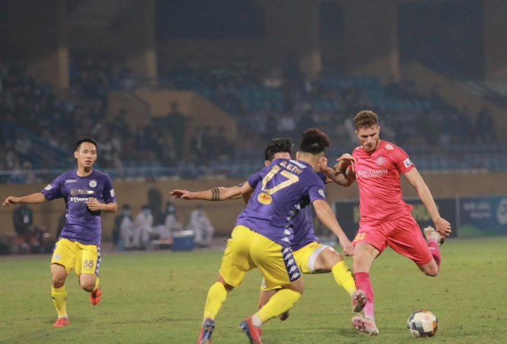 VIDEO: Cầu thủ và HLV Hà Nội lao vào sân xô xát với trọng tài