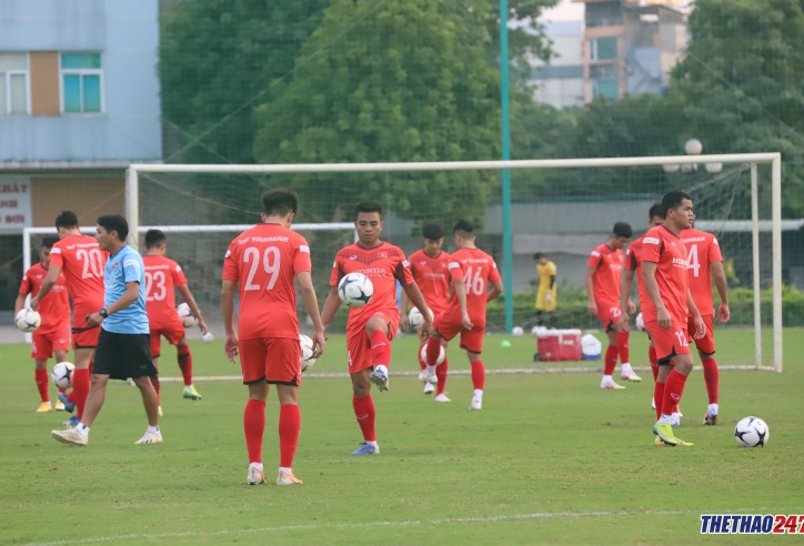 VIDEO: U22 Việt Nam trổ tài tâng bóng trước ngày đối đầu Nam Định