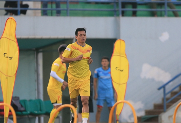 HLV Park Hang Seo nhắc đồng đội chuyền bóng cho Văn Quyết