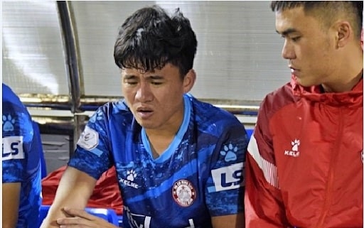 Phạt nặng cầu thủ Nam Định nhưng VFF lại 'ngó lơ' tình huống nguy hiểm hơn?