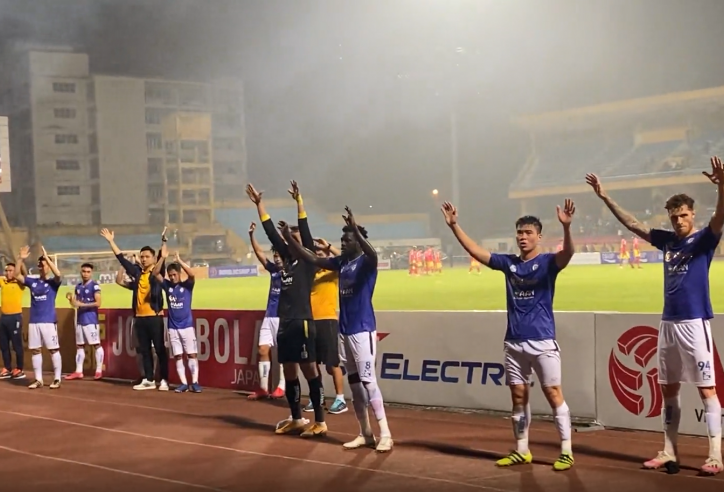 Hà Nội FC ăn mừng kiểu Viking sau trận hòa chật vật trước HLHT