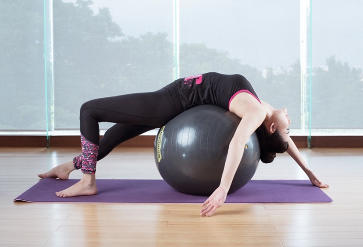 10 bài tập với bóng yoga hỗ trợ giảm mỡ toàn thân hiệu quả tại nhà