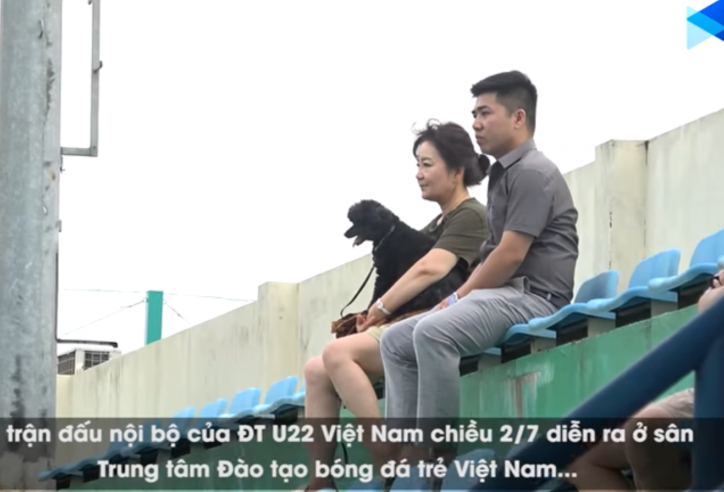 VIDEO: Vợ HLV Park Hang Seo xem U22 Việt Nam đá nội bộ hồi tháng 7