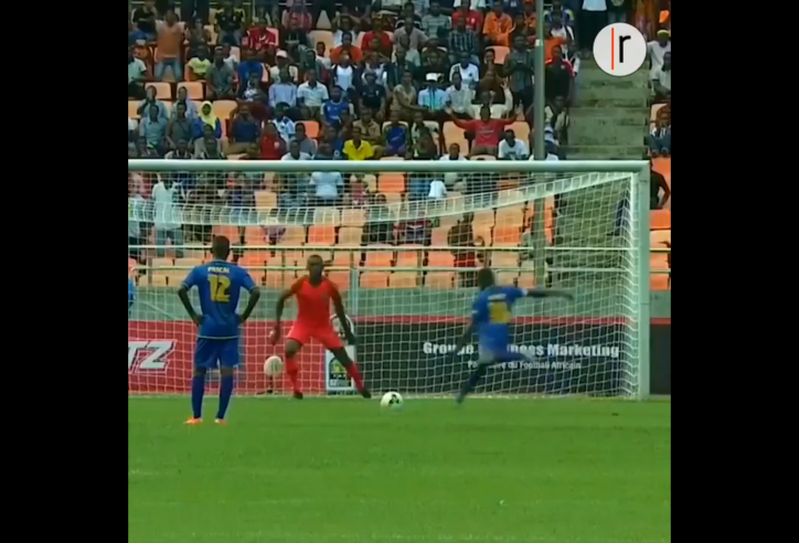 VIDEO: Thi triển 'tuyệt kỹ' đá penalty khiến thủ môn khóc thét