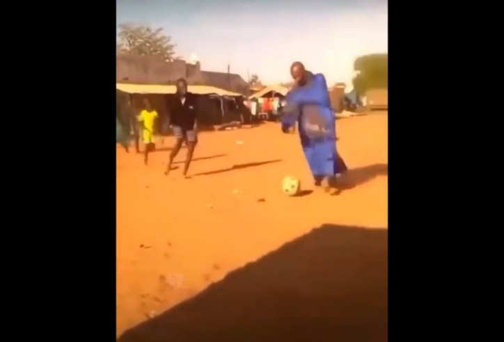 VIDEO: Cười vỡ bụng với 'dân chơi' mặc váy đá bóng
