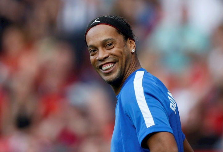 VIDEO: Ronaldinho thể hiện phẩm chất thiên tài trên sân phủi
