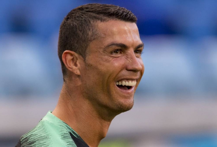 VIDEO: Ronaldo tưởng tóc đồng đội là tôm hùm nướng và cái kết