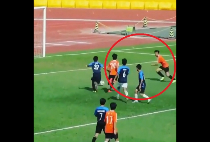 VIDEO: Cầu thủ TQ 'tấu hài' với pha cuỗm bóng của đồng đội