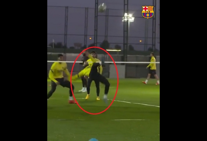 Messi tung người móc bóng khiến đồng đội không dám đỡ