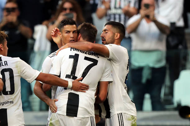Ronaldo hóa 'chân kiến tạo', Juventus đả bại Napoli đầy kịch tính