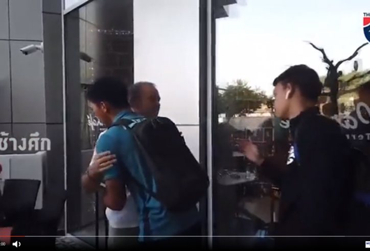 VIDEO: Cận cảnh HLV Thái Lan bắt tay cầu thủ sau tin sa thải