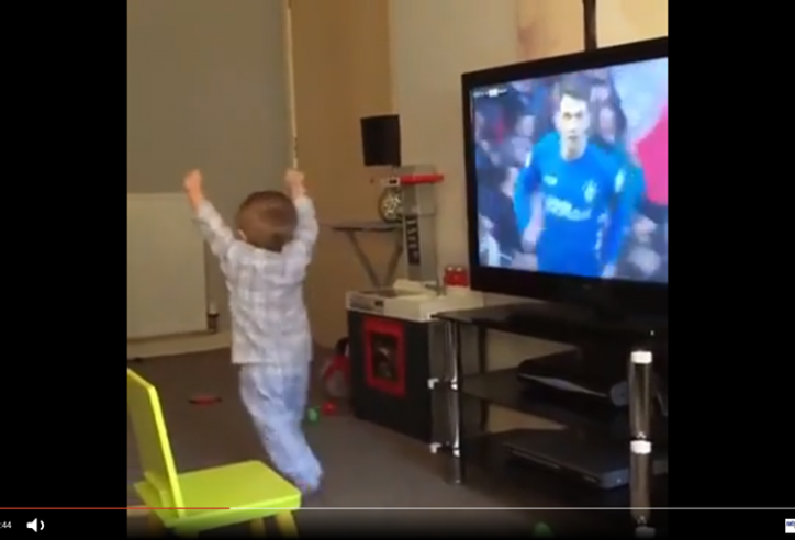 VIDEO: Em bé 2 tuổi ăn mừng siêu đáng yêu khi xem bóng đá