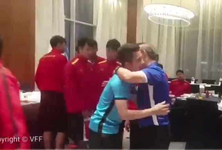 VIDEO: Thầy Park xúc động ôm chặt từng cầu thủ trước ngày về nước