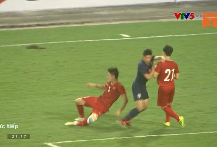 VIDEO: Supachai nhận thẻ đỏ sau khi đấm vào mặt Đình Trọng