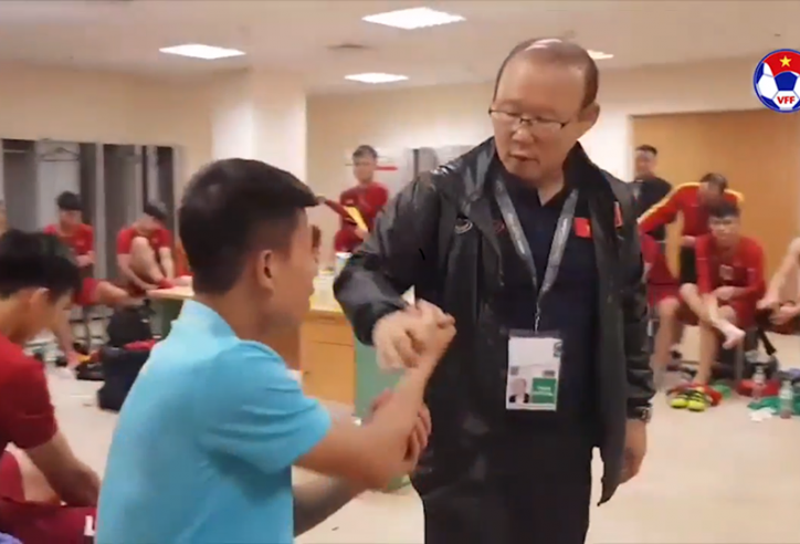 VIDEO: Ông Park xúc động ôm hôn từng học trò trong phòng thay đồ