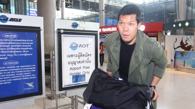 'Siêu thủ môn' của Thái Lan về nước sớm chuẩn bị cho King's Cup