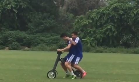 VIDEO: Duy Mạnh làm 'trò hề' trên sân tập của Hà Nội FC