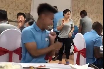 VIDEO: Văn Thanh 'yếu bóng vía' khi bị trêu bằng rắn nhựa