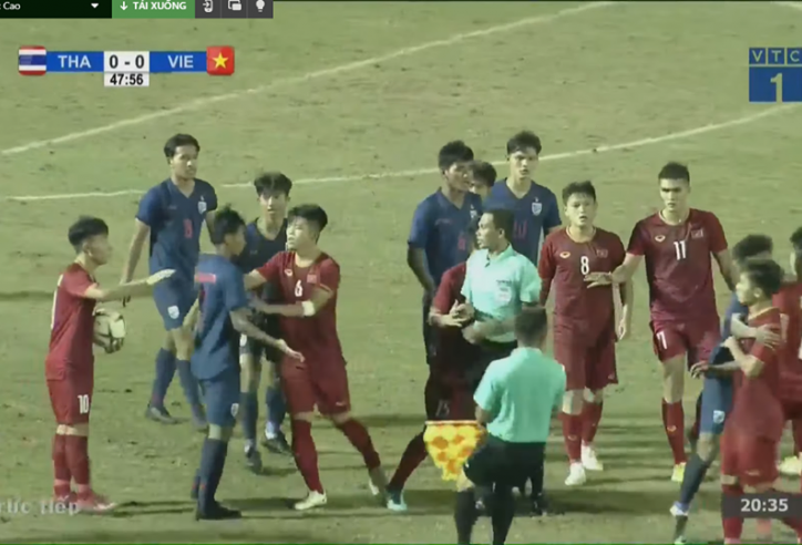 VIDEO: Cầu thủ Thái Lan gây hấn suýt dẫn đến ẩu đả với Việt Nam