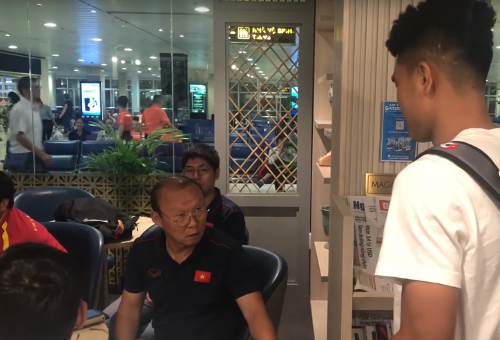VIDEO: Đức Chinh bất ngờ có mặt ở sân bay chào thầy Park