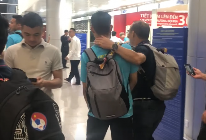 VIDEO: Xúc động cảnh thầy Park tạm biệt các học trở về CLB