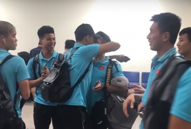 VIDEO: Hồng Duy hôn soái ca mũ lưỡi trai ở sân bay