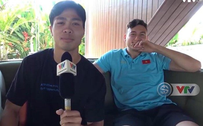 VIDEO: Công Phượng nhí nhố làm phóng viên hỏi cực xoáy Văn Lâm