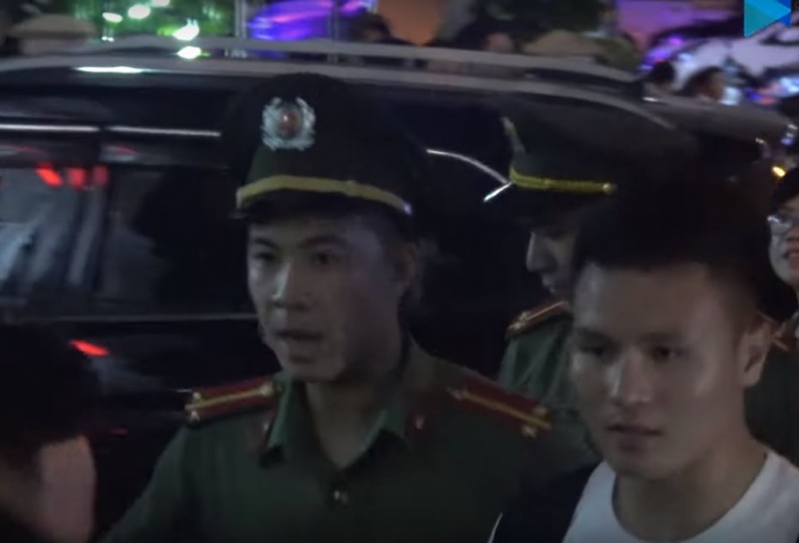VIDEO: Cảnh sát hộ tống Quang Hải khi đám đông vây hãm