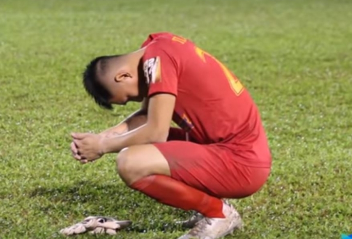 VIDEO: Tuấn Mạnh khóc nức nở trong ngày Khánh Hòa xuống hạng