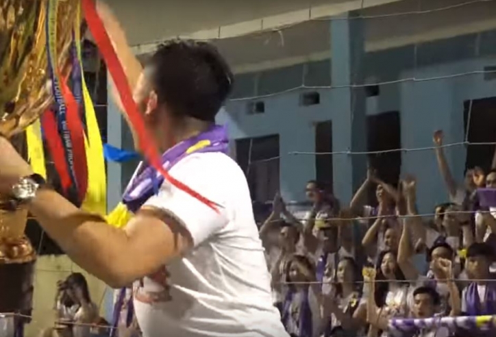 VIDEO: Màn nâng cúp vô địch rất đặc biệt của CLB Hà Nội 