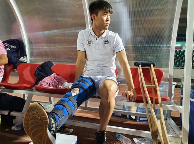 Duy Mạnh chấn thương nặng, nguy cơ lỡ trận gặp Malaysia