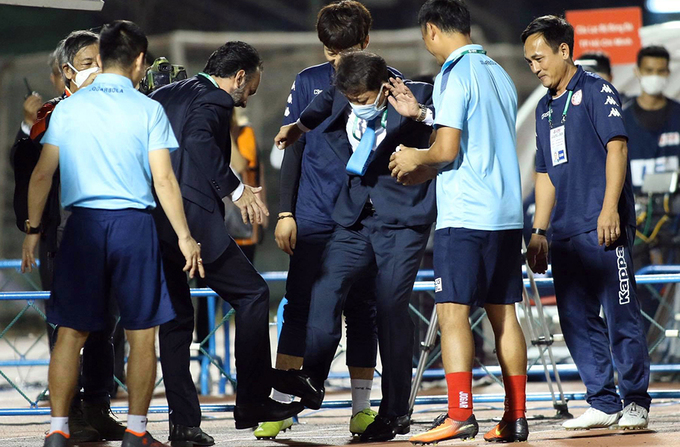 Từ chối bắt tay, HLV Thanh Hóa chào nhau bằng chân ở V-League