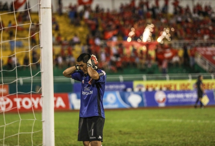 VIDEO: Thủ môn Việt Nam làm trò hề để phản đối quả penalty của trọng tài