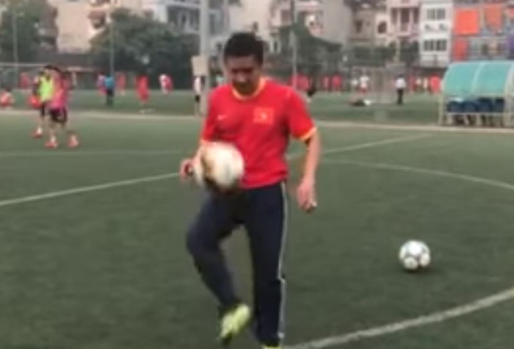 VIDEO: Cựu danh thủ Hồng Sơn trổ tài 'làm xiếc' với trái bóng