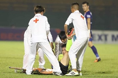 'Cầu thủ Hà Nội bị ném lên cáng' dính chấn thương nặng