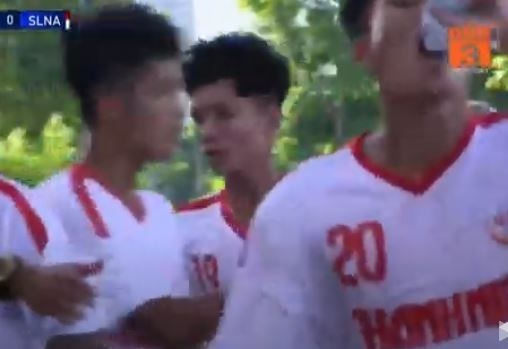 VIDEO: Em họ Công Phượng chọn vị trí thông minh ghi bàn cho U19 HAGL