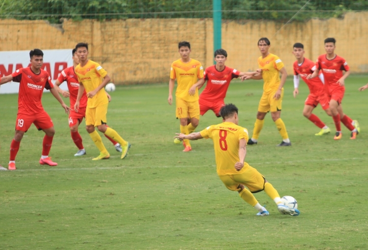 VIDEO: Bảo Toàn sút phạt trúng xà ngang trong trận đấu nội bộ U22 Việt Nam