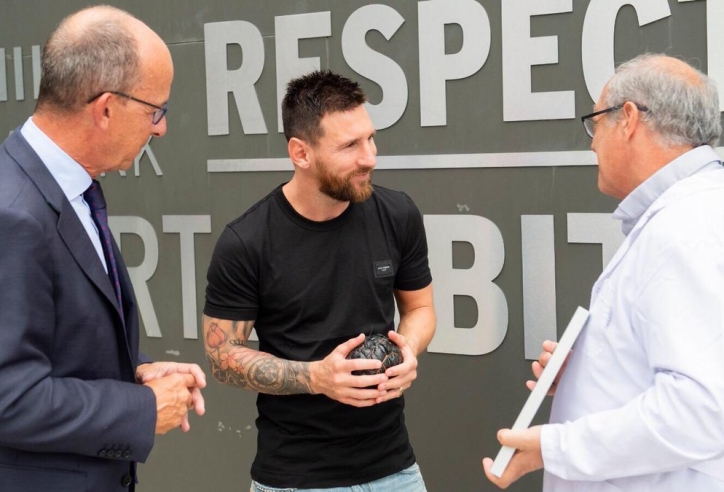 Messi nhận được trái bóng 'độc nhất vô nhị'