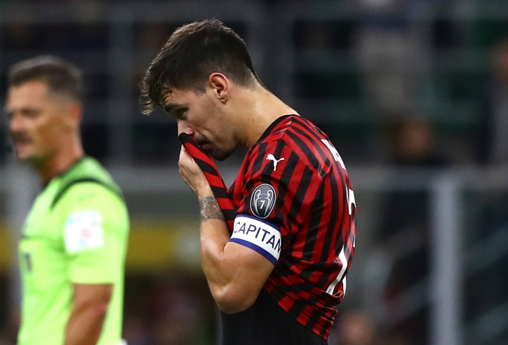 AC Milan lập lại thành tích buồn sau 80 năm, các fan vẫn hát