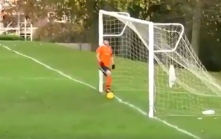 VIDEO: Hậu vệ 'nhả bóng' cho thủ môn, cả đội ôm hận