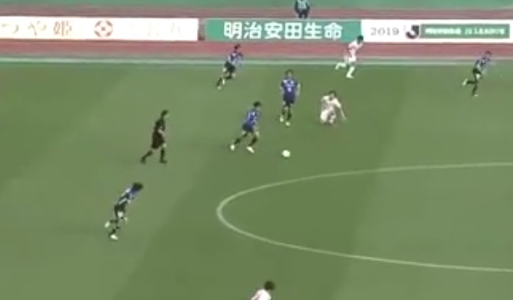 VIDEO: Ghi 2 bàn từ giữa sân chỉ trong 90 giây