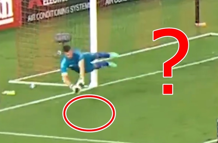 VIDEO: Không hiểu thứ thủ môn này cản phá là gì?