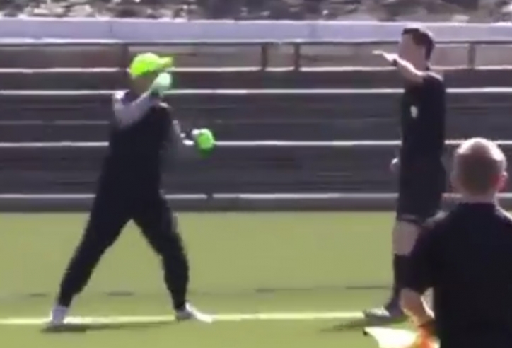 VIDEO: Thủng lưới, thủ môn 'tẩn' tiền đạo, đòi đánh tay đôi với trọng tài