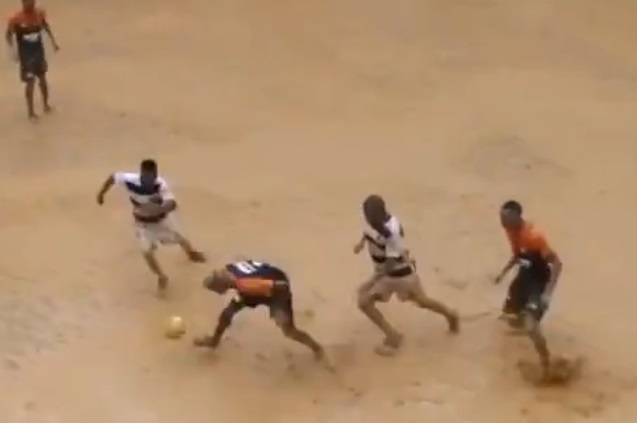 VIDEO: Trải nghiệm sân bóng 'kinh khủng' nhất trong bóng đá