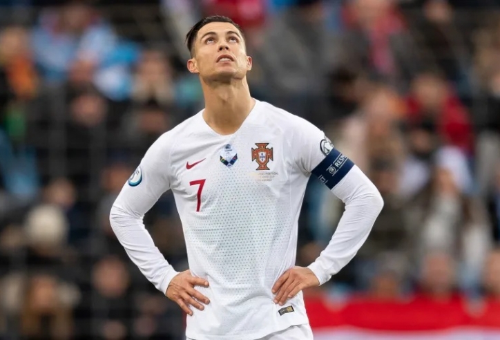 Bị trêu tức, Ronaldo khiến CĐV Luxembourg câm lặng