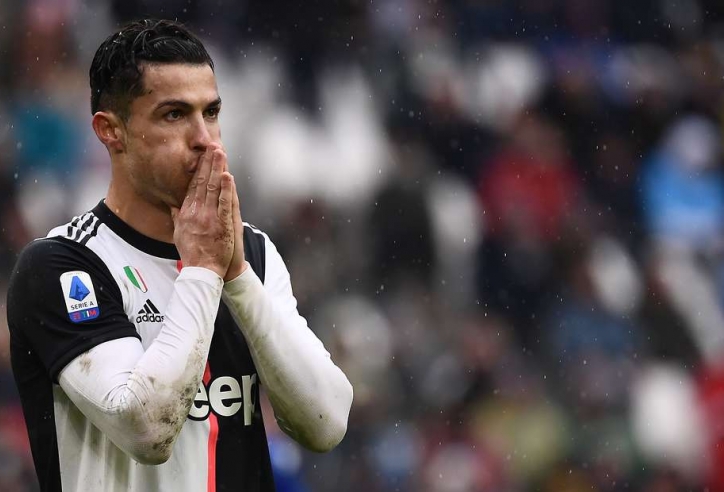 Ronaldo 'làm hậu vệ' cho đối thủ