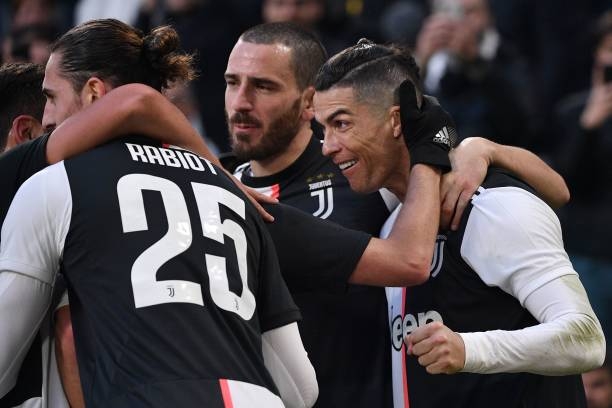 Ronaldo ghi hattrick, Juventus tạm dẫn đầu Serie A