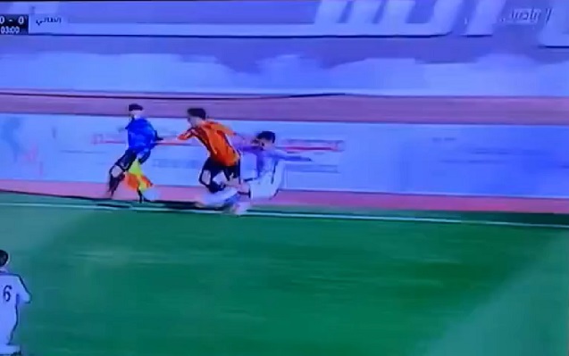 VIDEO: Cầu thủ triệt hạ cả đối phương lẫn trọng tài