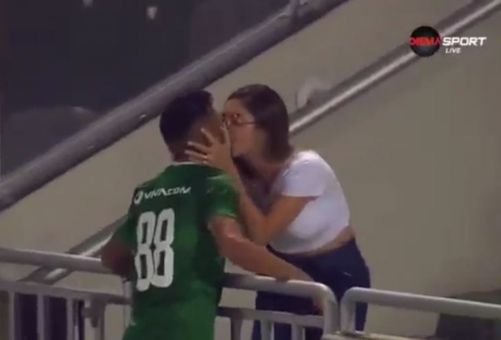 VIDEO: Cầu thủ hôn vợ giữa trận đấu và cái kết buồn